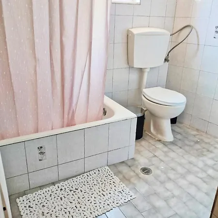 House Near Olympia Sleeps 6 Apartment